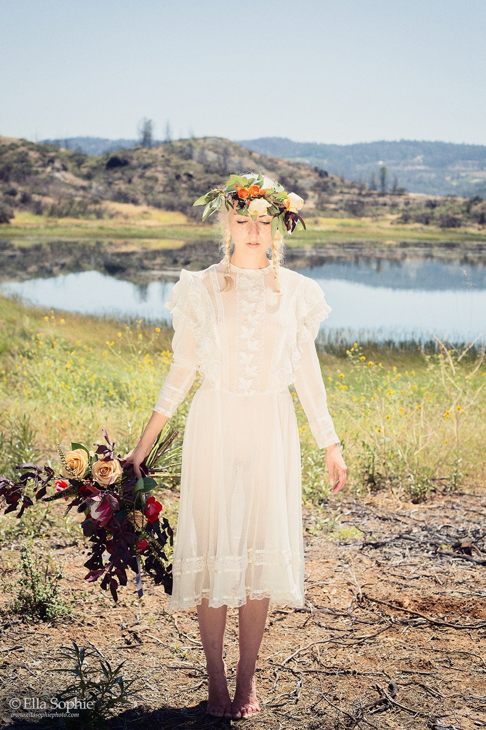 wild authentic bride, art bridal portrait, flower crown and dry burnt landscape by Photographer Ella Sophie, 