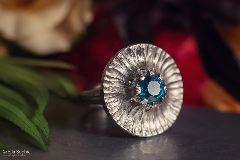 Ring shot, turquoise sapphire white gold, unique wedding ring